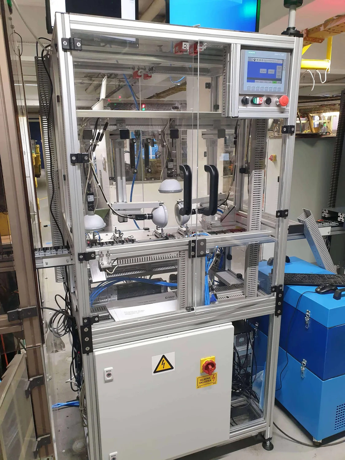 Siemens SIMATIC HMI panel s upravljačkim tipkama na stroju AOI Sklopka