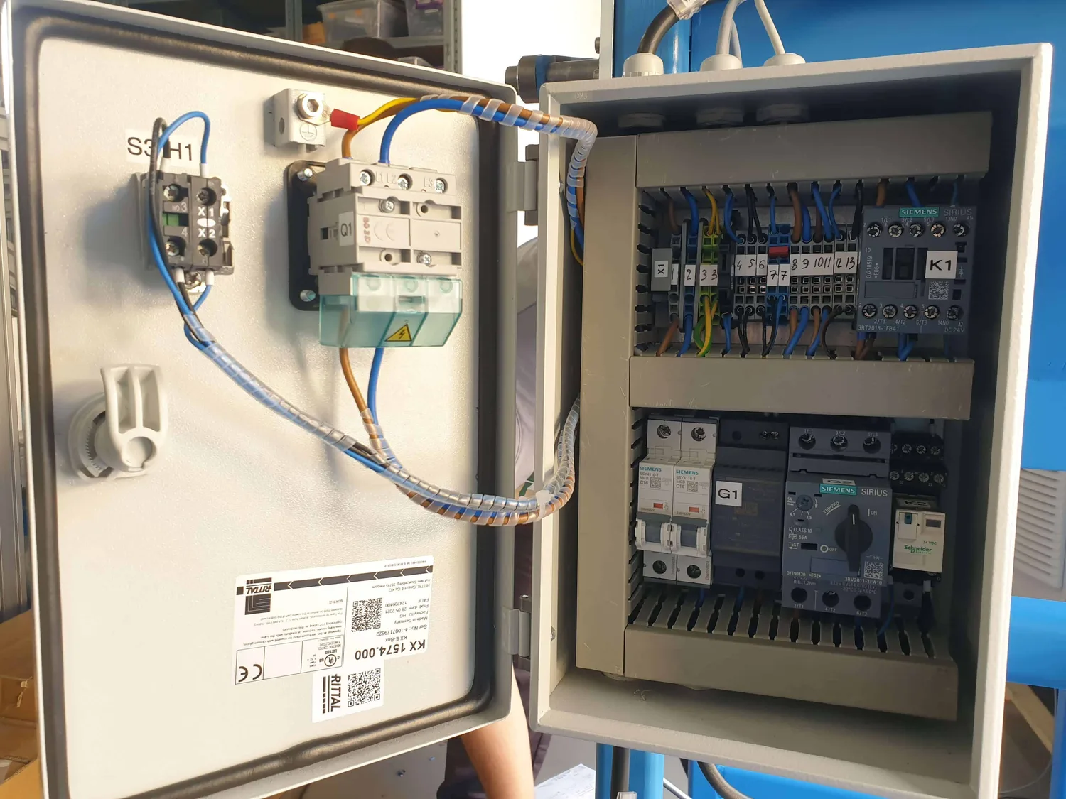 Siemens SIRIUS motorna zaštitna sklopka i kontaktori u upravljačkom ormaru stroja BRUS