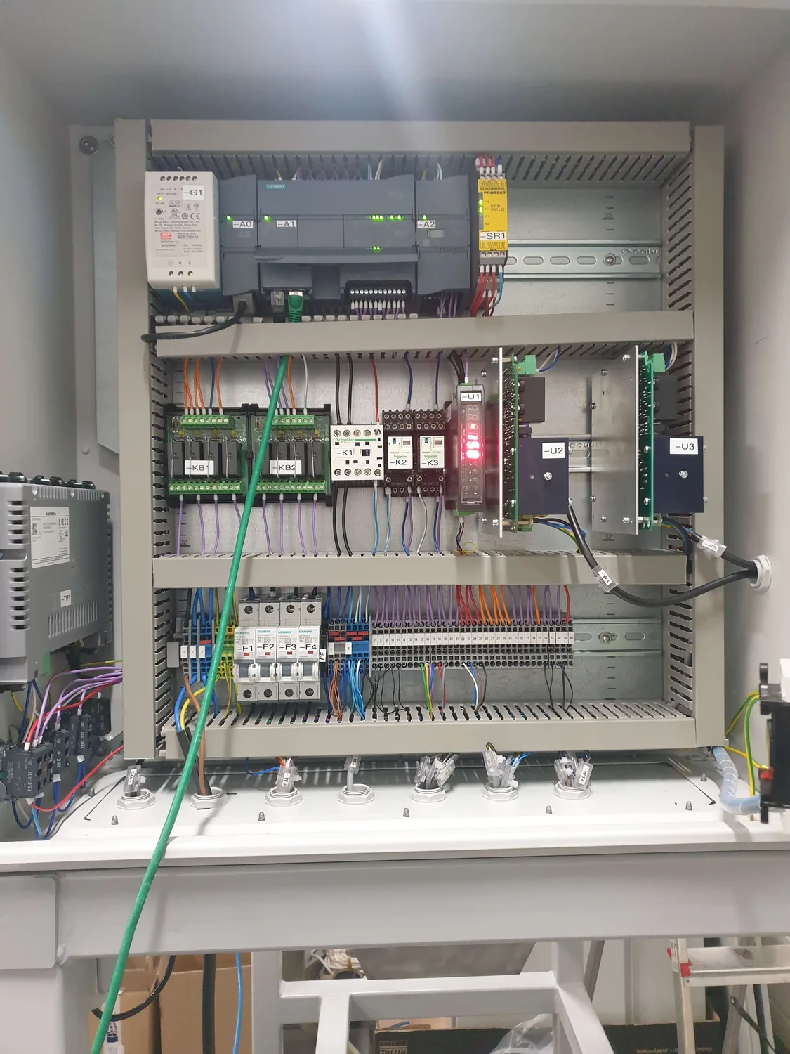 Siemens S7-1200 PLC i Schmersal sigurnosni relej u elektroormaru stroja DOVA